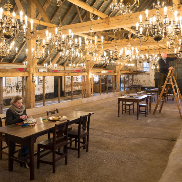 Sas en Han aan het werk in het achterhuis na restauratie.