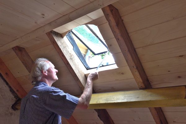 Han opent het dakraam in de knechtenkamer.