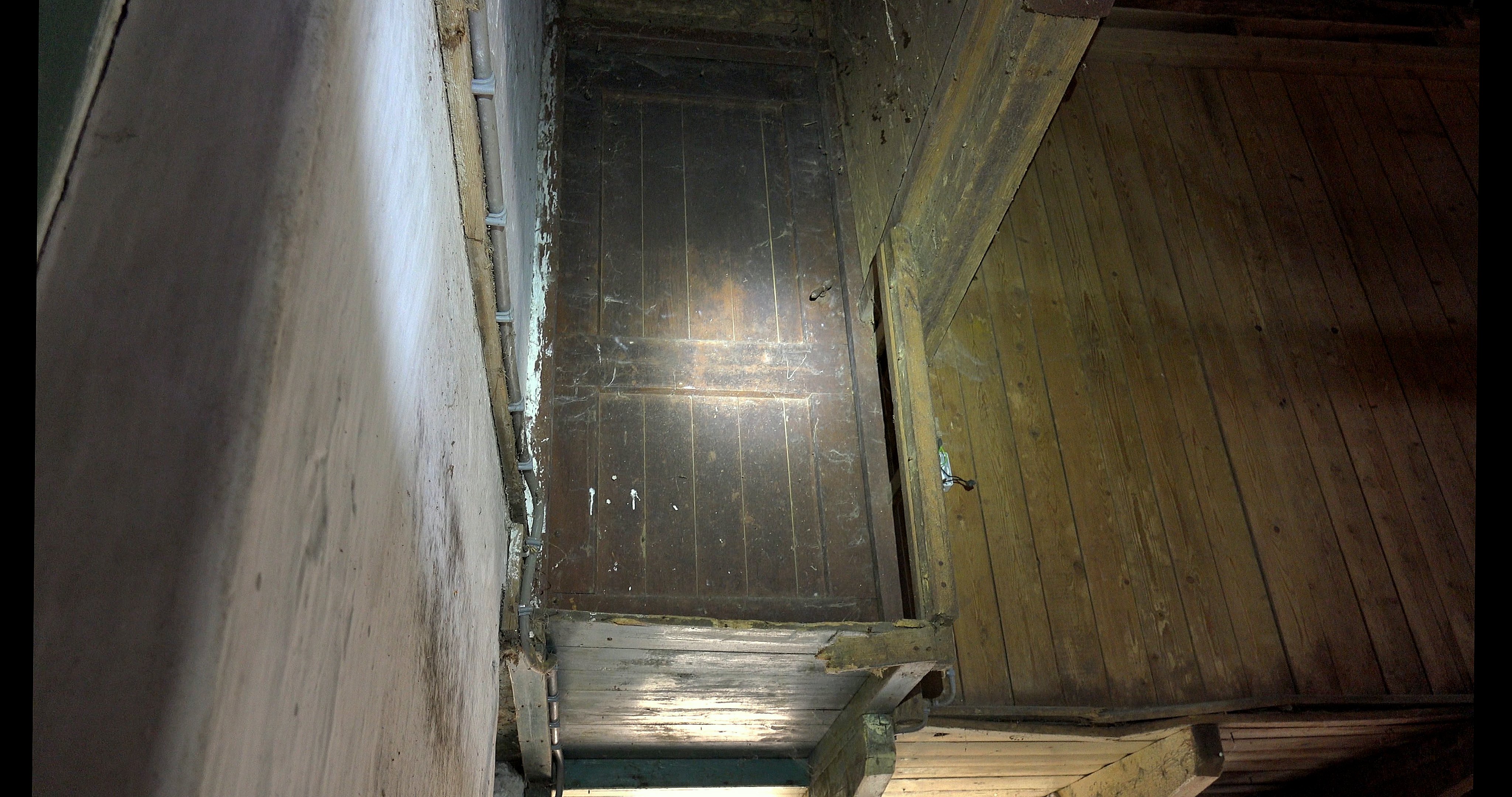 De deur van de knechtenkamer voor restauratie.