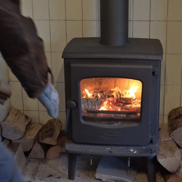 Tijdelijke houtkachel in de keuken.