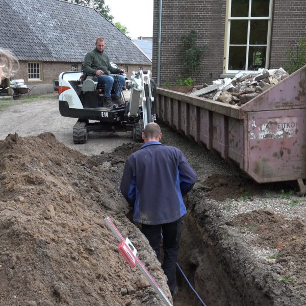 Wes en Kees leggen een riool aan.