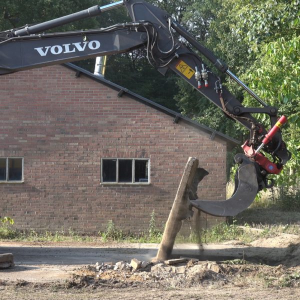 Verwijderen betonverharding achter de werkschuur.