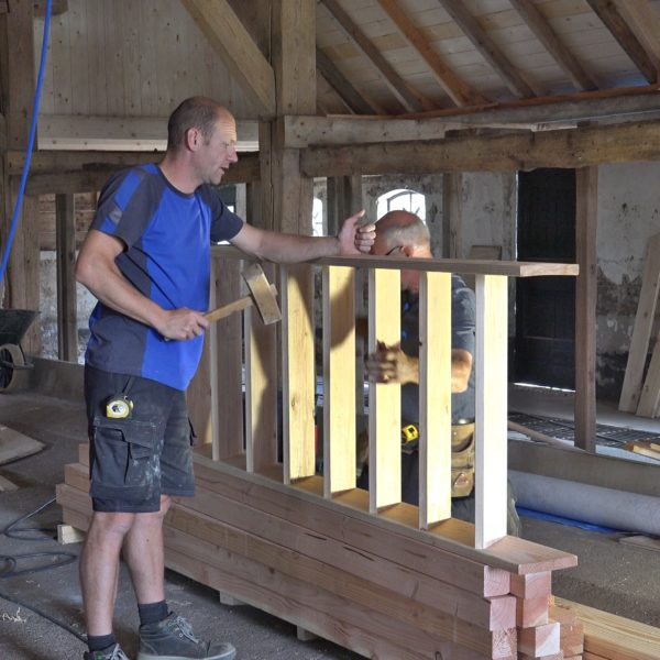 Wes en Hans maken een trap voor de knechtenkamer.