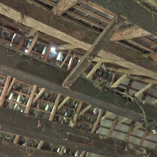 Het oude dak, rechts de asbestplaten.
