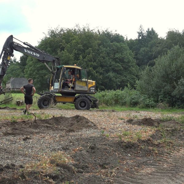 Het terrein wordt tot de oorspronkelijke hoogte afgegraven.