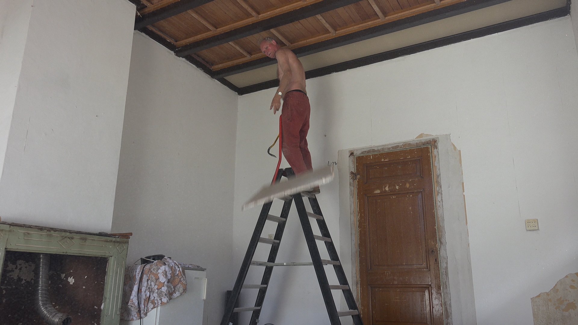 Han sloopt het verlaagde plafond.