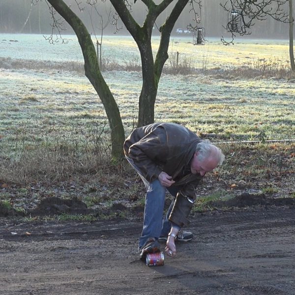 Han schiet carbid met een verblik van Erwin