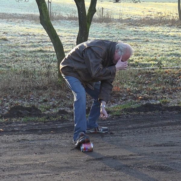 Han schiet carbid met een verblik van Erwin