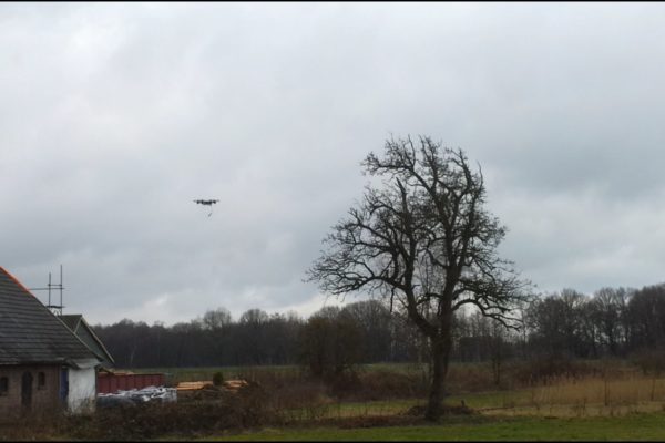 Han speelt met een drone.