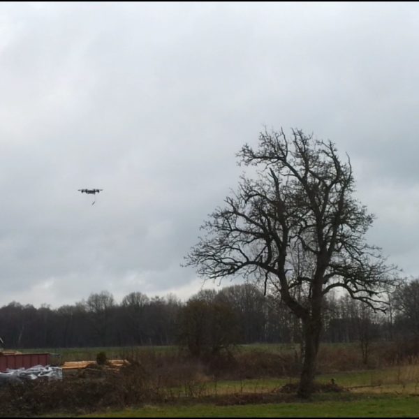 Han speelt met een drone.