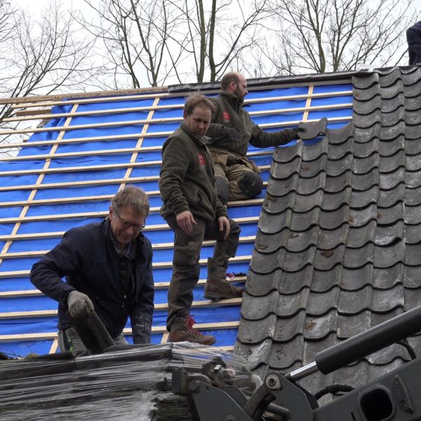 Peter, Gerrit, Fred en Wes leggen oud Hollandse pannen