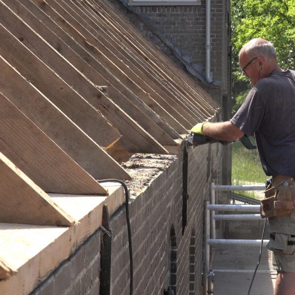 Hans verwijdert de rotte muurplaat