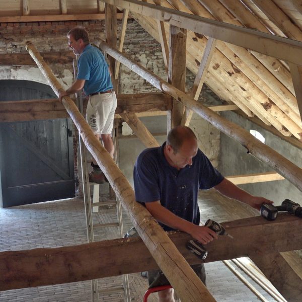 Peter en Wes monteren slieten in de schuur