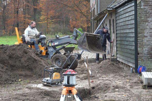 Kees en Wes leggen een terras aan.