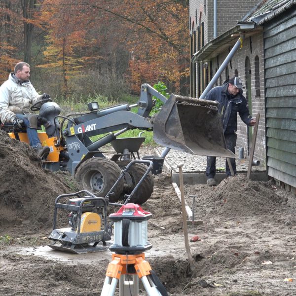 Kees en Wes leggen een terras aan.